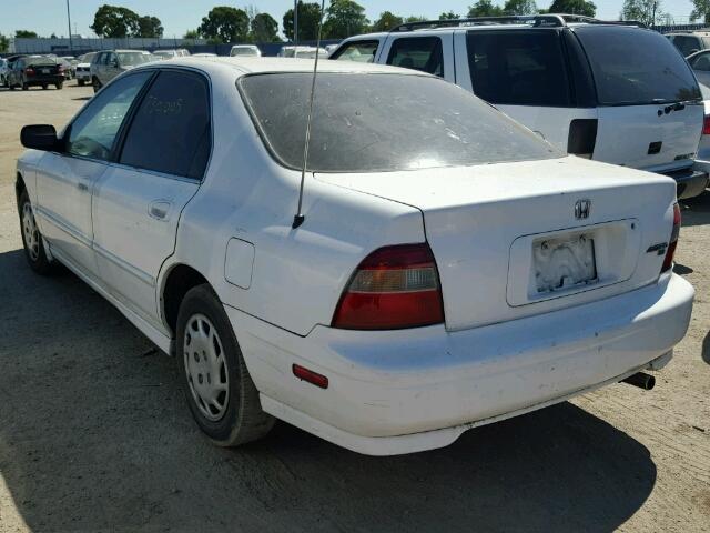 JHMCD5639RC064077 - 1994 HONDA ACCORD LX WHITE photo 3