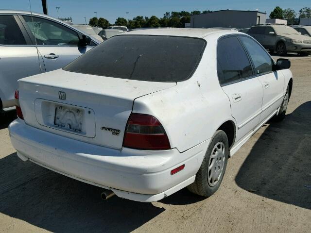 JHMCD5639RC064077 - 1994 HONDA ACCORD LX WHITE photo 4