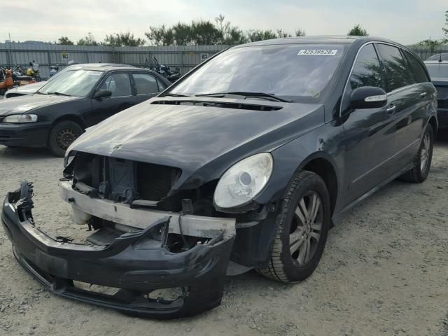 4JGCB75EX6A004656 - 2006 MERCEDES-BENZ R 500 BLACK photo 2