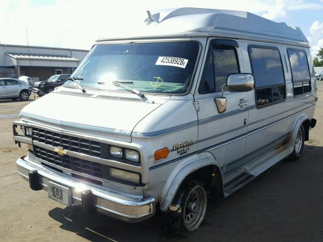 1GBEG25K7PF325893 - 1993 CHEVROLET G20 SILVER photo 2