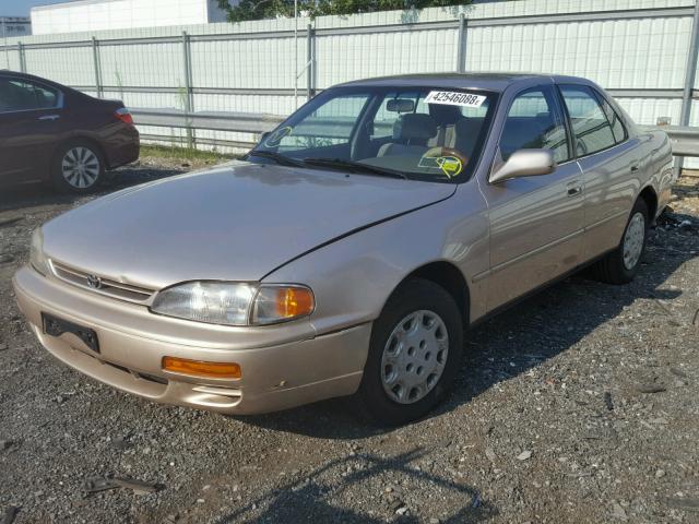 JT2BG12K2T0408263 - 1996 TOYOTA CAMRY DX GOLD photo 2