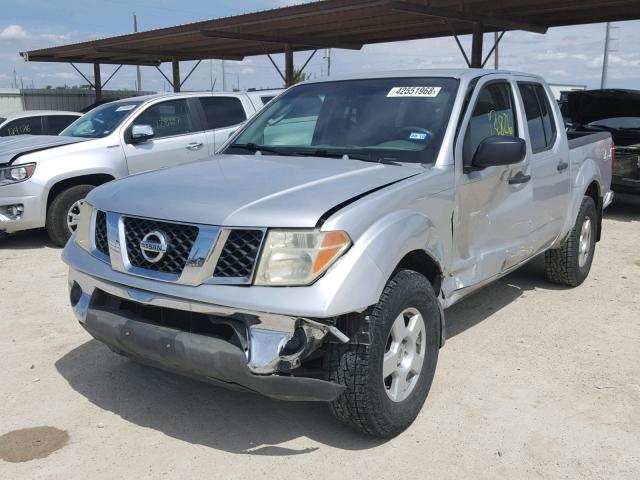 1N6AD07W46C462682 - 2006 NISSAN FRONTIER C SILVER photo 2