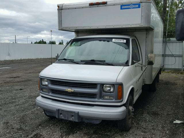 1GBJG31F011160254 - 2001 CHEVROLET EXPRESS CU WHITE photo 2