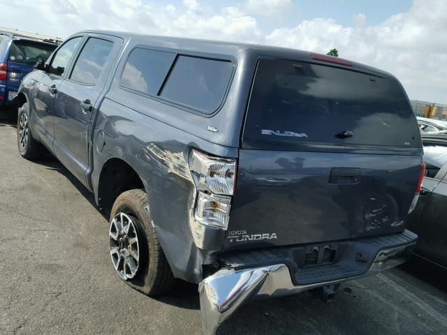 5TFDY5F11AX129851 - 2010 TOYOTA TUNDRA CRE GRAY photo 3