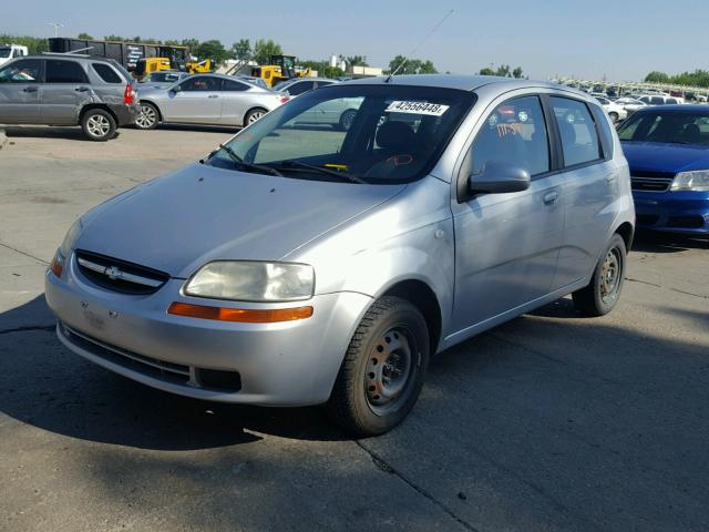 KL1TD66666B536553 - 2006 CHEVROLET AVEO BASE Күміс фото 2