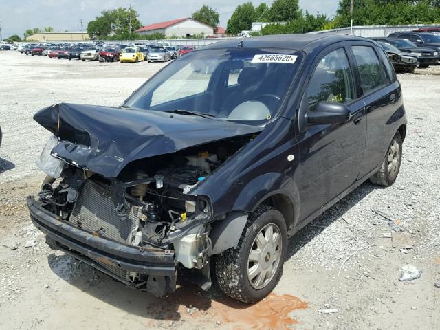 KL1TD62635B307123 - 2005 CHEVROLET AVEO BASE Czarny zdjęcie 2