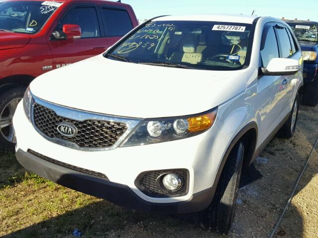 5XYKT3A16DG418359 - 2013 KIA SORENTO WHITE photo 2