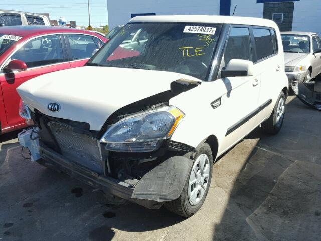 KNDJT2A54D7771642 - 2013 KIA SOUL WHITE photo 2