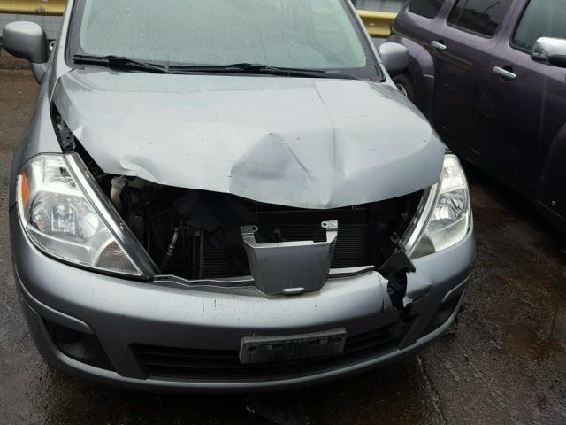 3N1BC13E78L426587 - 2008 NISSAN VERSA GRAY photo 9