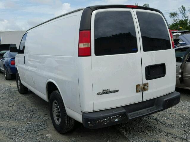 1GCGG25V571116681 - 2007 CHEVROLET EXPRESS G2 WHITE photo 3