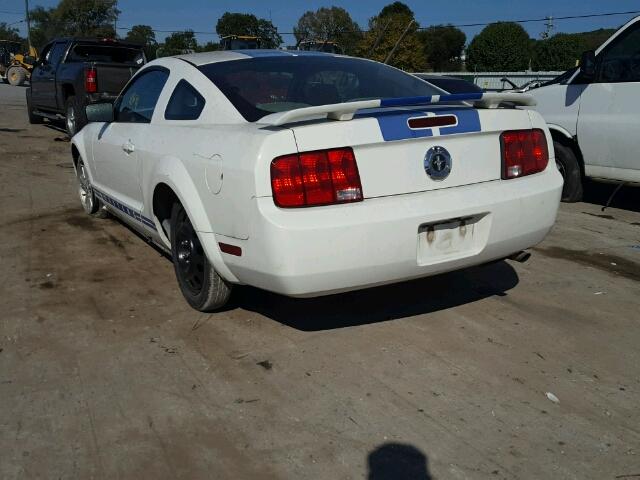 1ZVFT80N755135589 - 2005 FORD MUSTANG WHITE photo 3