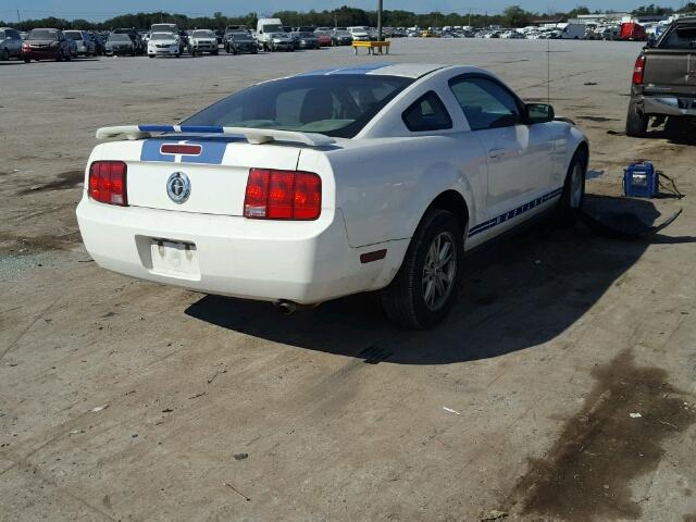 1ZVFT80N755135589 - 2005 FORD MUSTANG WHITE photo 4