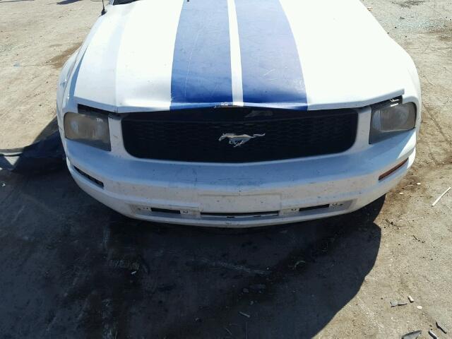 1ZVFT80N755135589 - 2005 FORD MUSTANG WHITE photo 9