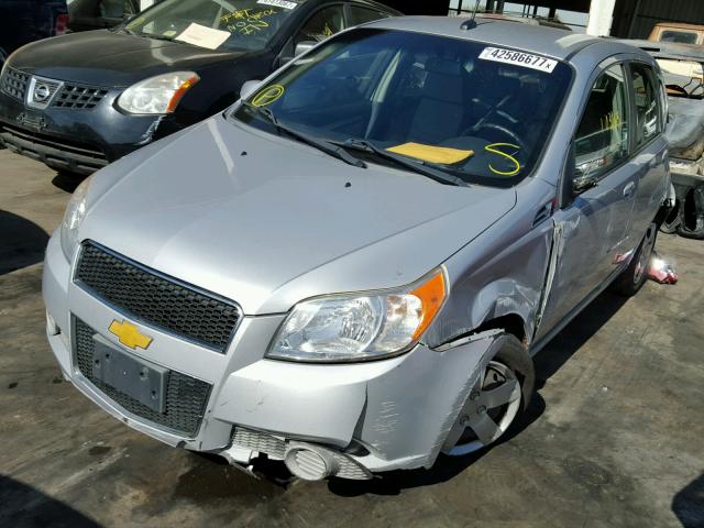 KL1TD6DE3AB109706 - 2010 CHEVROLET AVEO LS SILVER photo 2