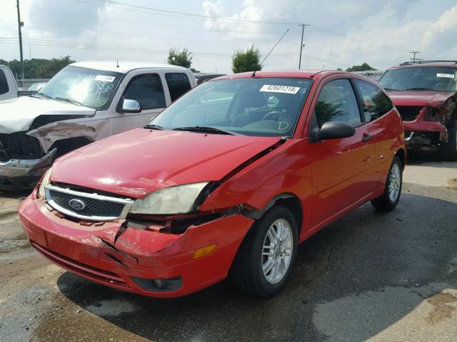 1FAFP31N16W225525 - 2006 FORD FOCUS ZX3 RED photo 2