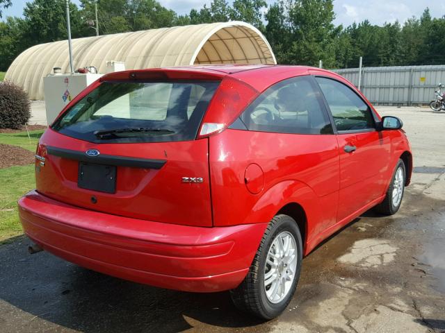1FAFP31N16W225525 - 2006 FORD FOCUS ZX3 RED photo 4