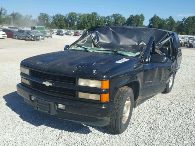 1GNEC13R3YR107216 - 2000 CHEVROLET TAHOE C150 BLACK photo 2