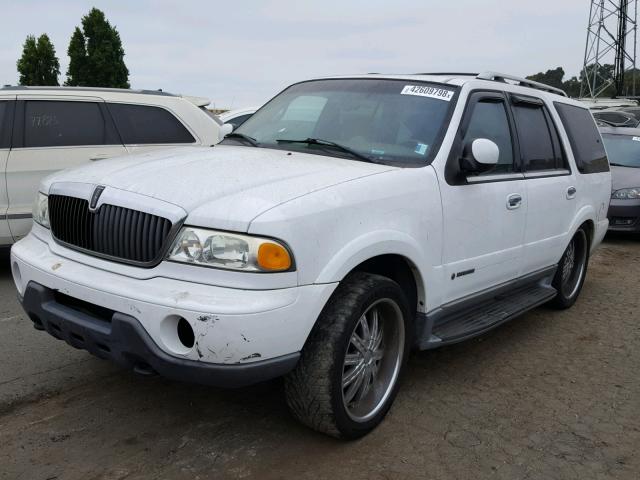 5LMFU28R42LJ06071 - 2002 LINCOLN NAVIGATOR WHITE photo 2