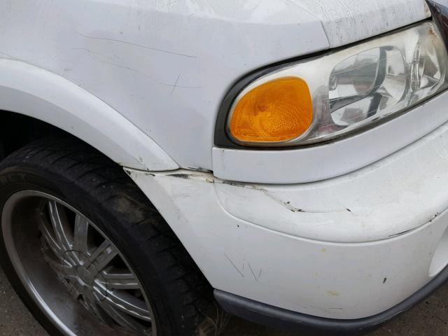 5LMFU28R42LJ06071 - 2002 LINCOLN NAVIGATOR WHITE photo 9