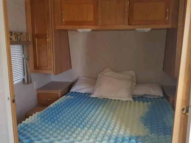 4YDT27B2427304437 - 2001 KEYSTONE HORNET WHITE photo 5