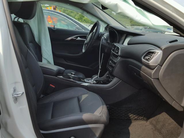 SJKCH5CR7HA034906 - 2017 INFINITI QX30 BASE WHITE photo 5