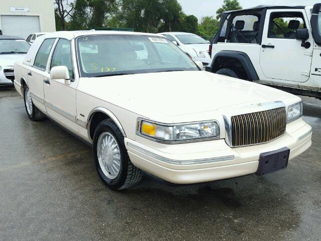 1LNLM83W0VY665064 - 1997 LINCOLN TOWN CAR BEIGE photo 1