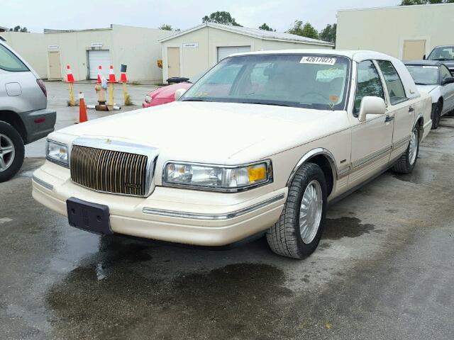 1LNLM83W0VY665064 - 1997 LINCOLN TOWN CAR BEIGE photo 2