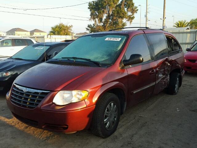 2A4GP54L97R319371 - 2007 CHRYSLER TOWN & COU RED photo 2