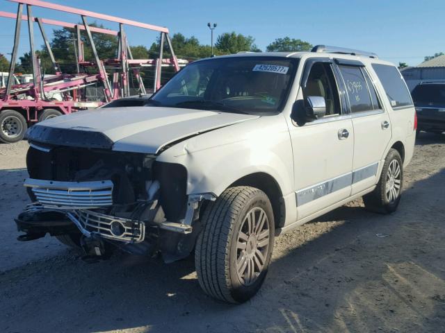 5LMFU28588LJ04524 - 2008 LINCOLN NAVIGATOR WHITE photo 2