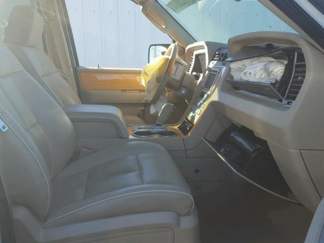 5LMFU28588LJ04524 - 2008 LINCOLN NAVIGATOR WHITE photo 5