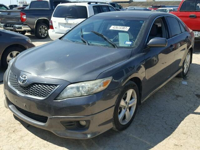 4T1BK3EK8BU128377 - 2011 TOYOTA CAMRY GRAY photo 2