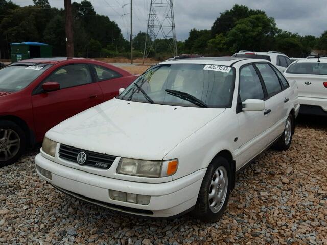 WVWEE83A1VB007660 - 1997 VOLKSWAGEN PASSAT GLX WHITE photo 2