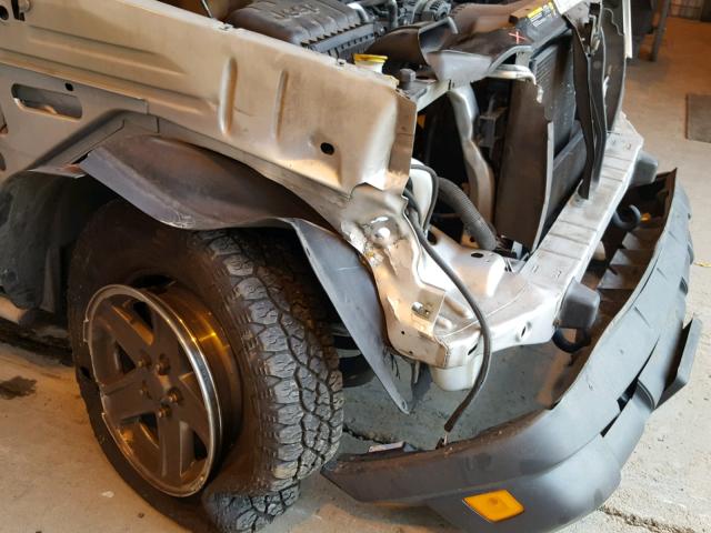 1J4GL38K06W166063 - 2006 JEEP LIBERTY RE SILVER photo 9