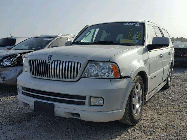 5LMFU27515LJ13787 - 2005 LINCOLN NAVIGATOR WHITE photo 2