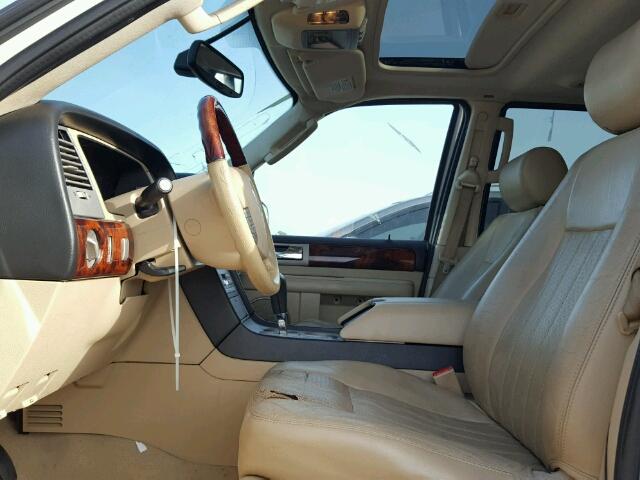 5LMFU27515LJ13787 - 2005 LINCOLN NAVIGATOR WHITE photo 5