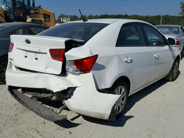 KNAFT4A22D5658529 - 2013 KIA FORTE LX WHITE photo 4