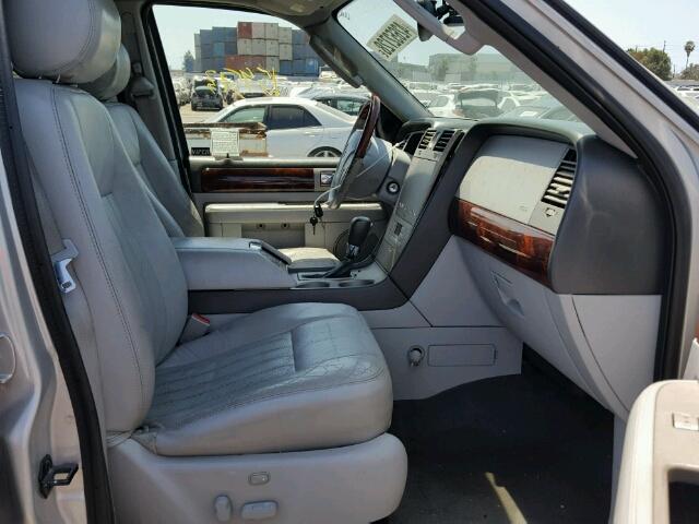 5LMFU27R34LJ24713 - 2004 LINCOLN NAVIGATOR Grau Foto 5