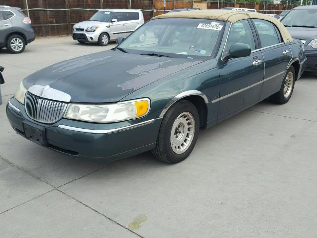 1LNHM81W61Y664732 - 2001 LINCOLN TOWN CAR E GREEN photo 2