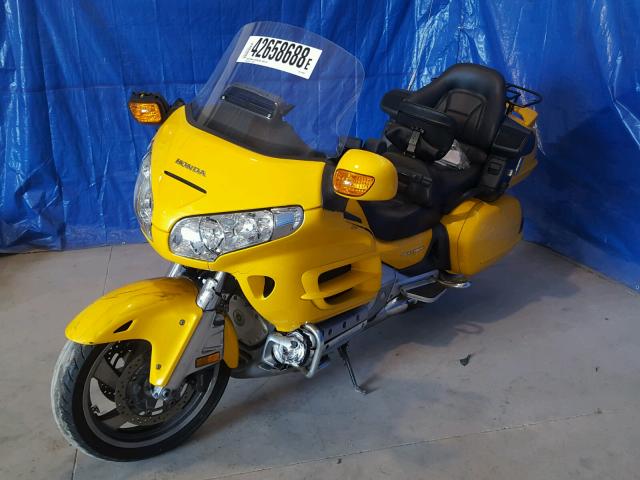 1HFSC47H9AA903929 - 2010 HONDA GL1800 YELLOW photo 2