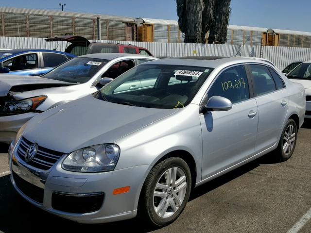 3VWEG71K97M068120 - 2007 VOLKSWAGEN JETTA WOLF SILVER photo 2