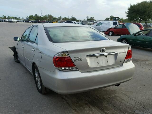 4T1BF32K55U605859 - 2005 TOYOTA CAMRY LE 银色 照片 3