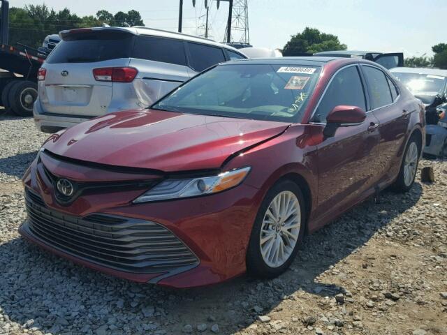 4T1BZ1HKXJU502563 - 2018 TOYOTA CAMRY XSE RED photo 2