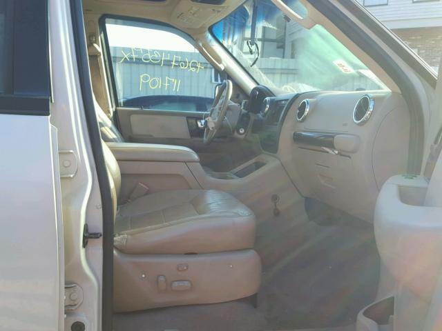 1FMFU20536LA01667 - 2006 FORD EXPEDITION WHITE photo 5