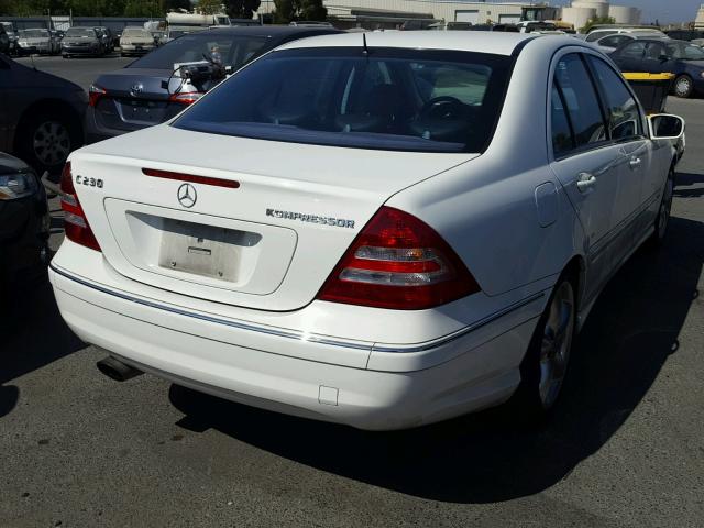 WDBRF40J35F689444 - 2005 MERCEDES-BENZ C 230K SPO WHITE photo 4