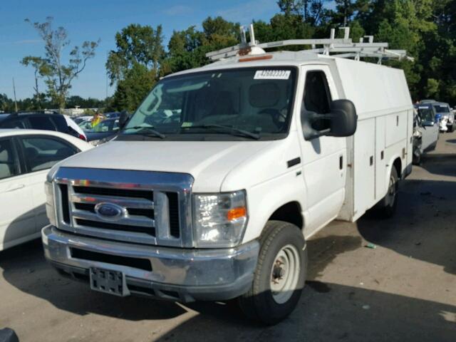 1FDSE35L29DA88890 - 2009 FORD ECONOLINE WHITE photo 2