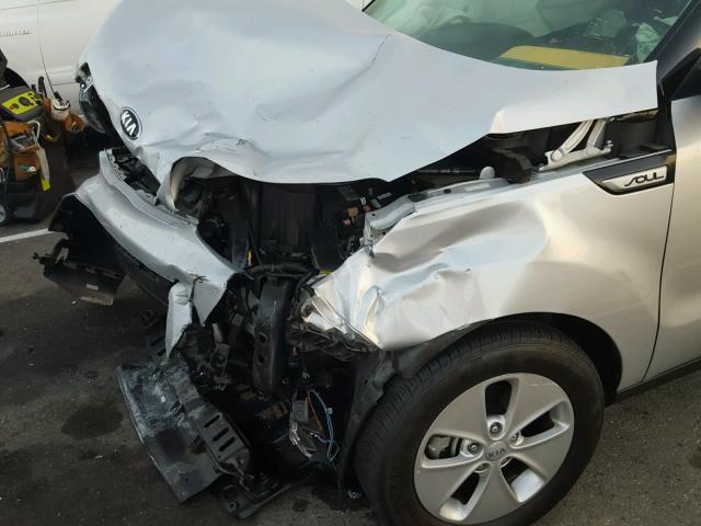 KNDJN2A26G7876378 - 2016 KIA SOUL SILVER photo 9