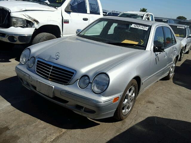 WDBJF65J72B403101 - 2002 MERCEDES-BENZ E 320 SILVER photo 2