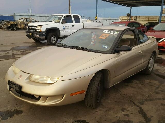 1G8ZG1277WZ222519 - 1998 SATURN SC2 GOLD photo 2