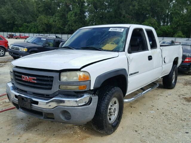 1GTHC29U75E212576 - 2005 GMC SIERRA C25 WHITE photo 2