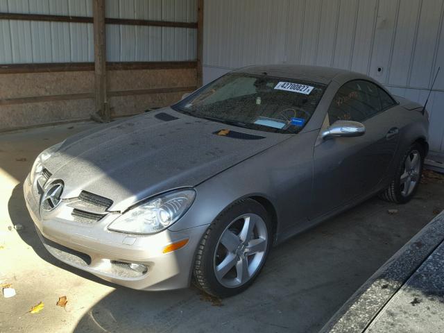 WDBWK56F05F039834 - 2005 MERCEDES-BENZ SLK SILVER photo 2